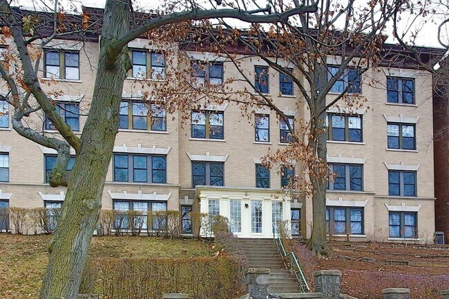 Building Photo - 1584 Beacon St