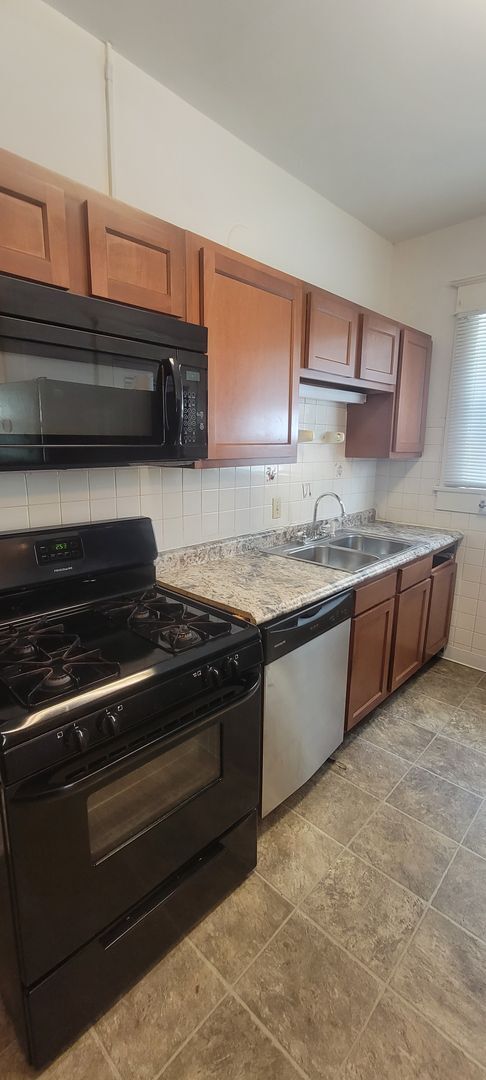 Building Photo - 5 Bedroom House - Walking distance from Central Campus