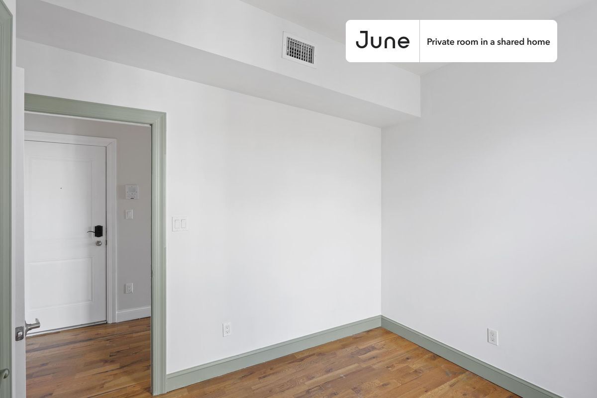 Building Photo - Private bedroom in 4 bed/2 bath Home