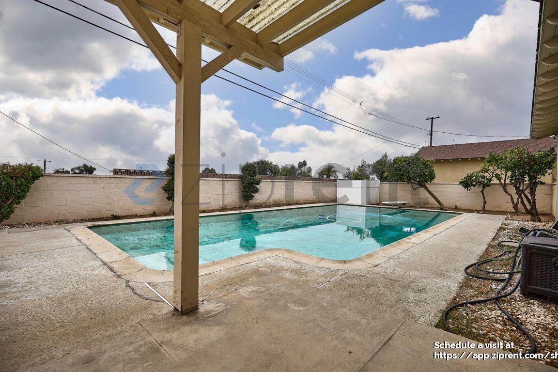 Building Photo - 630 La Presa Dr