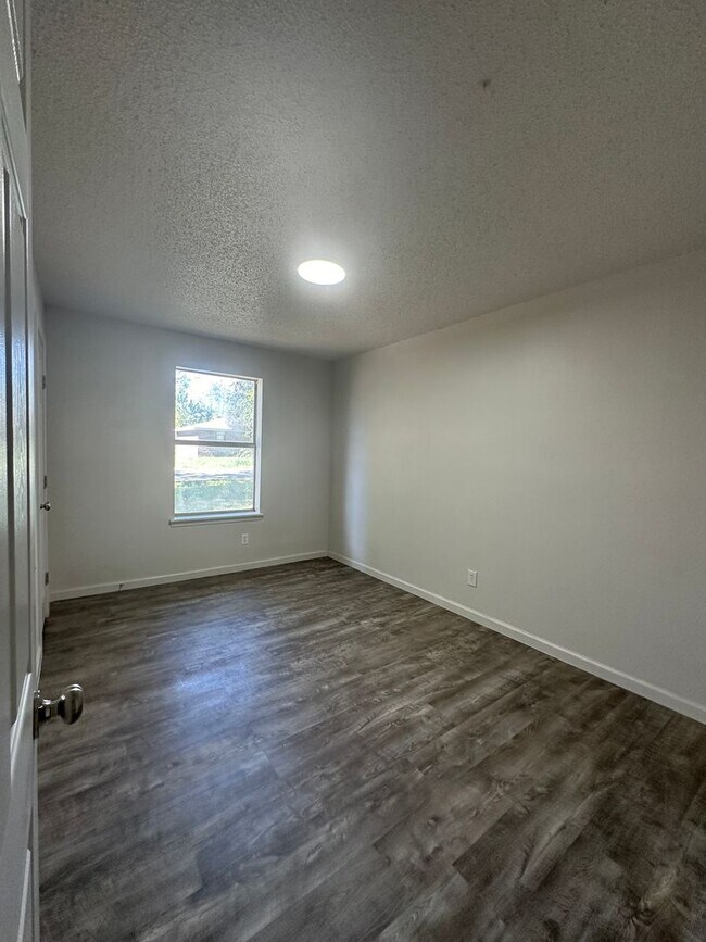 Building Photo - 1002 Harris Dr