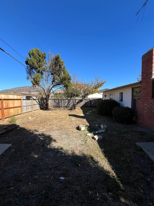 Building Photo - 3 Bedroom 2 Bathroom House W/ Garage Avail...