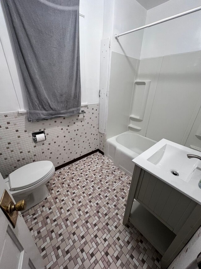 Building Photo - 625 N 16th Ave E