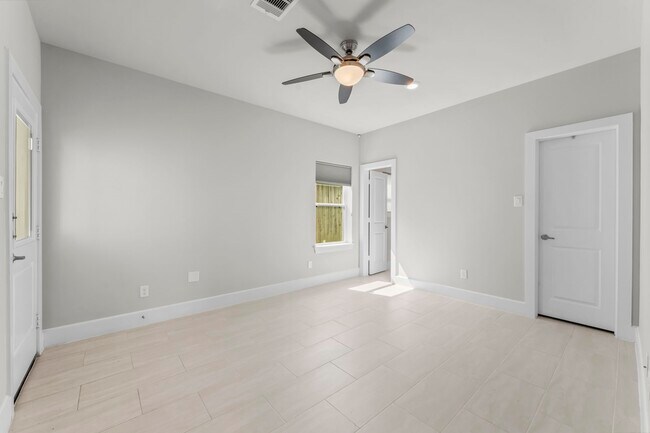 Building Photo - 954 Fisher St