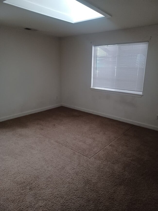 Building Photo - 3 Bedroom 2 Bath- House