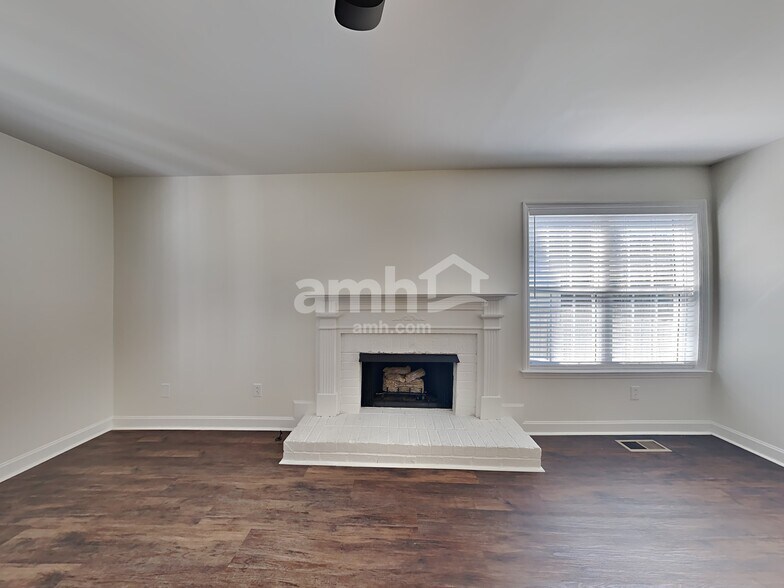 Building Photo - 2807 Sutherland Dr