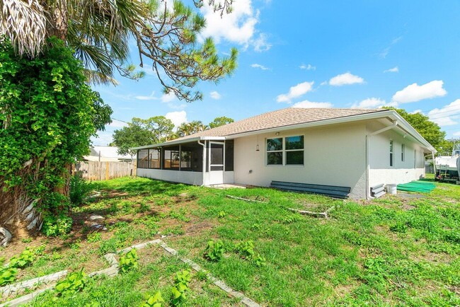 Building Photo - 7600 Cocoanut Dr