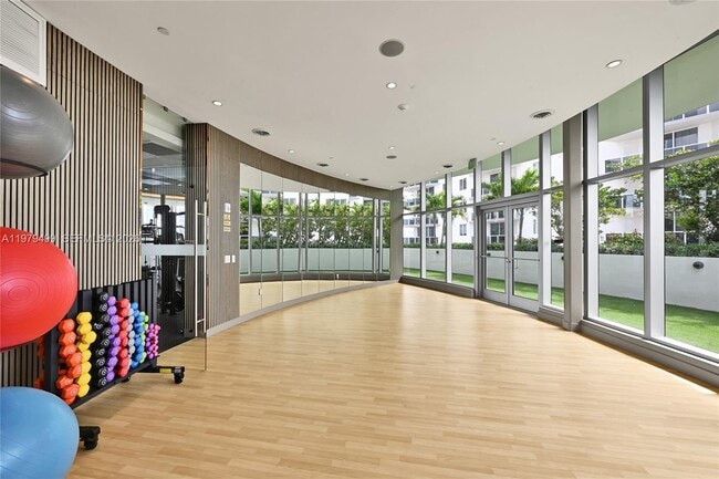 Building Photo - 700 NE 24th St