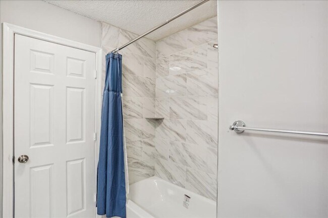 Building Photo - Great 3+2+ Loft in Germantown!