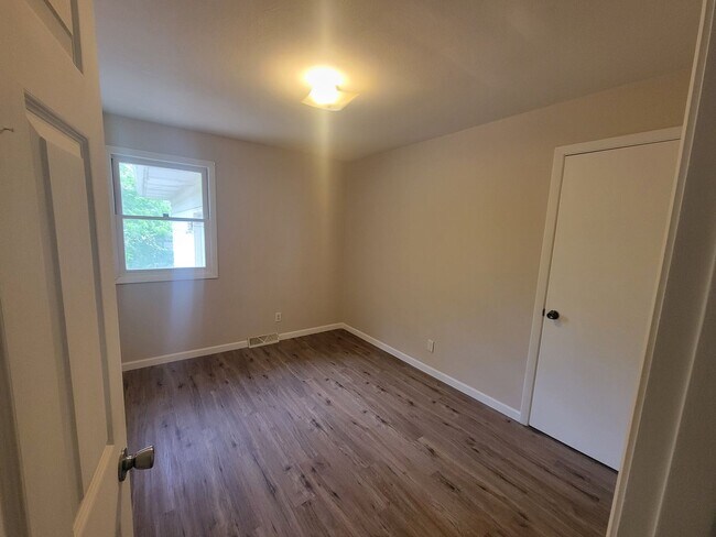 Building Photo - 3 +bedrooms /2 bath + Attached 2-car Garage Home -Available Now in Peoria!
