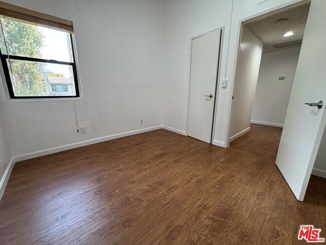 Building Photo - 10574 Sunland Blvd