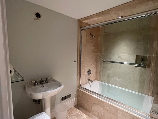 Building Photo - 120 Merwins Ln