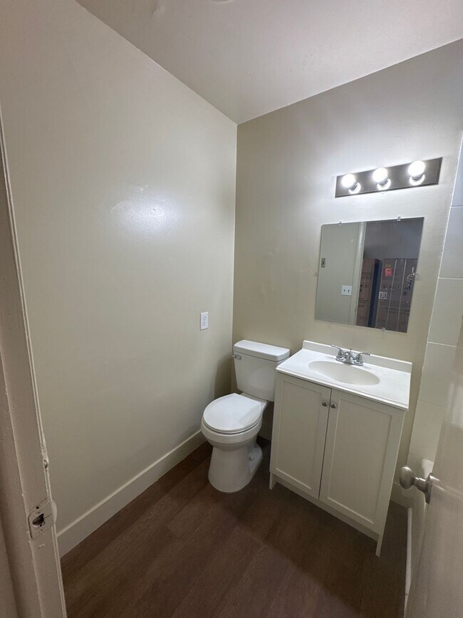 Building Photo - 44 S 200 E