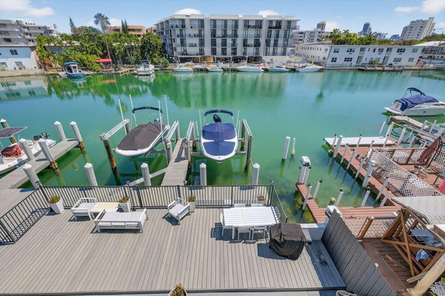 Building Photo - 8125 Crespi Blvd