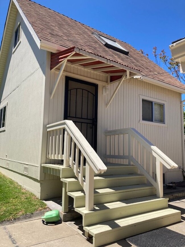 Building Photo - **Price Reduction** Spacious Studio w/ Large Upstairs Loft