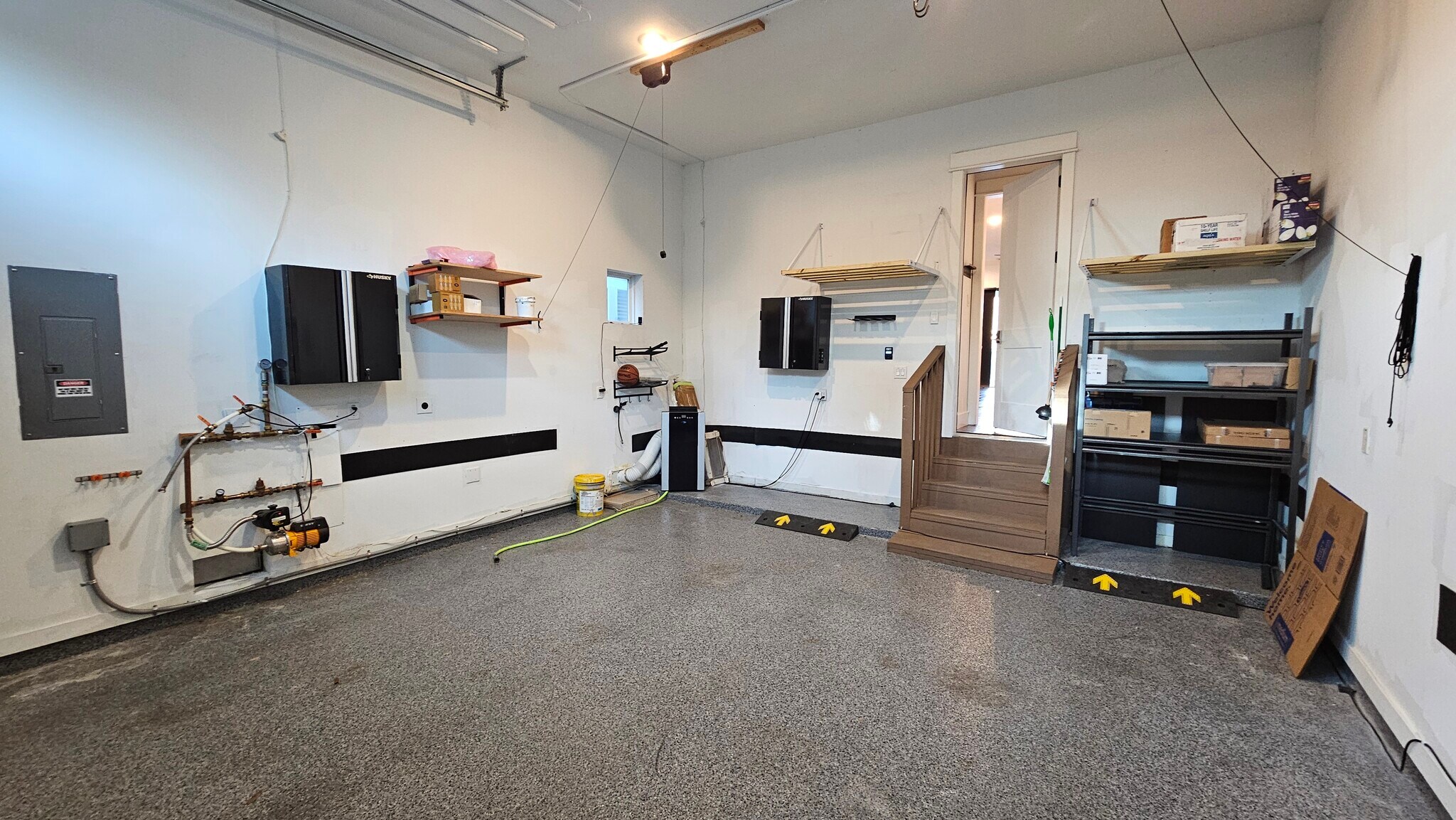 AC unit in garage - 3404 Rogers St