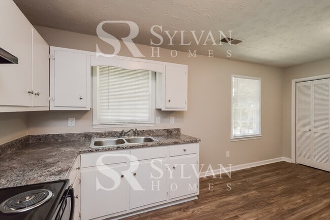 Building Photo - Cute, cozy and comfortable