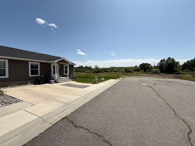 Building Photo - 220 Riverwood Dr