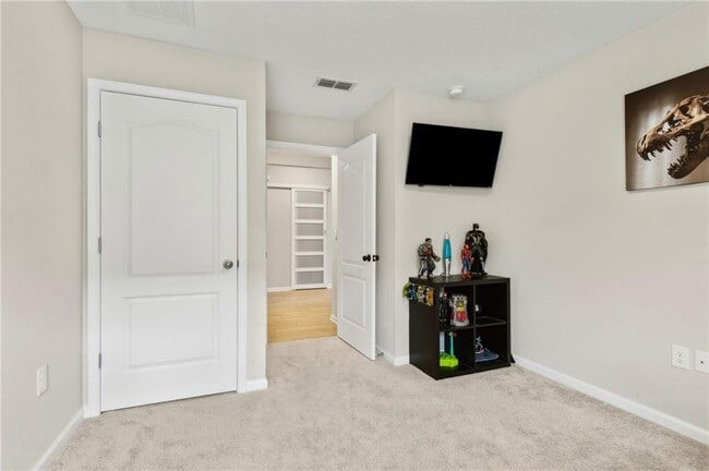 Building Photo - 300 Chinquapin Dr