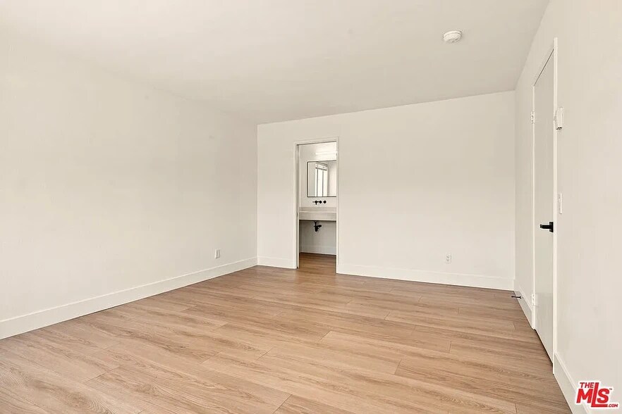 Building Photo - 2214 Dufour Ave