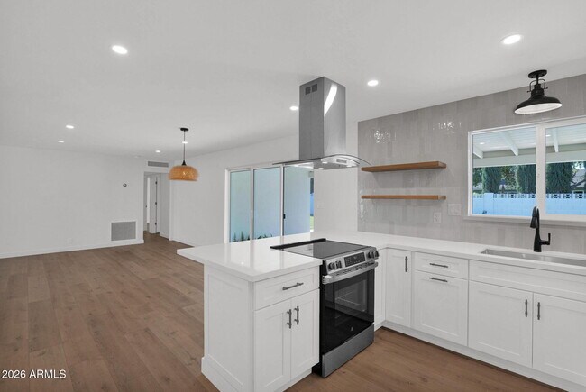 Building Photo - 501 W Seldon Ln