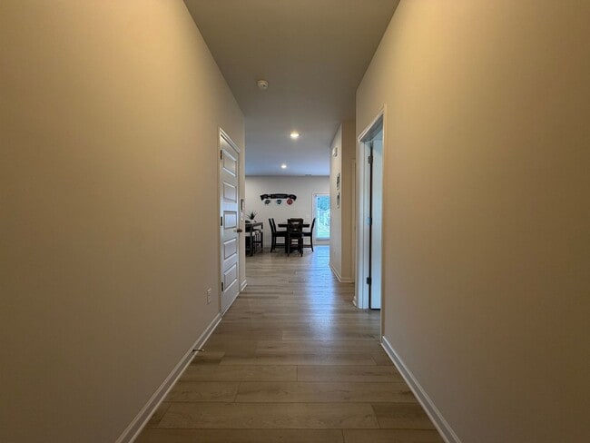 Building Photo - Large 5/3 House in Longbrook Subdivision- $2,495