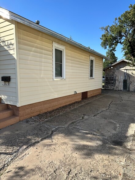 Building Photo - 1842 W McCormick Ave