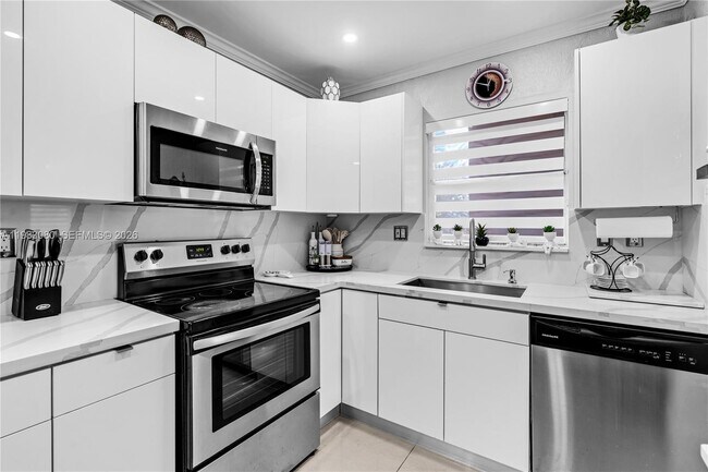 Building Photo - 13715 Kendale Lakes Cir