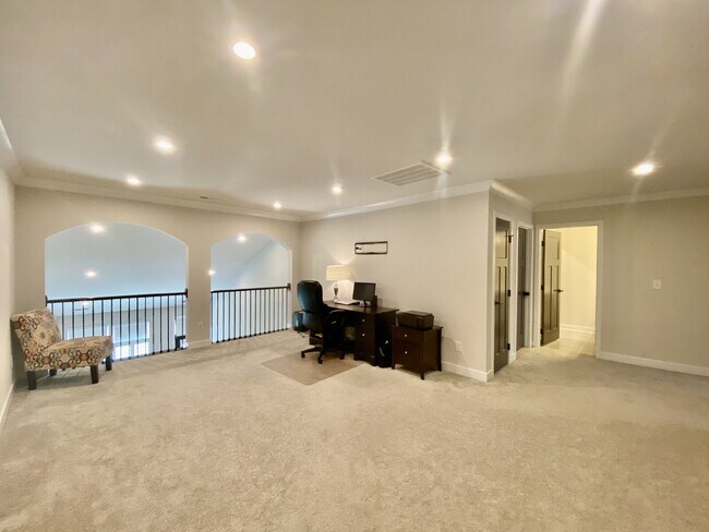 Building Photo - GORGEOUS TOWNHOME IN SOUTH PARK