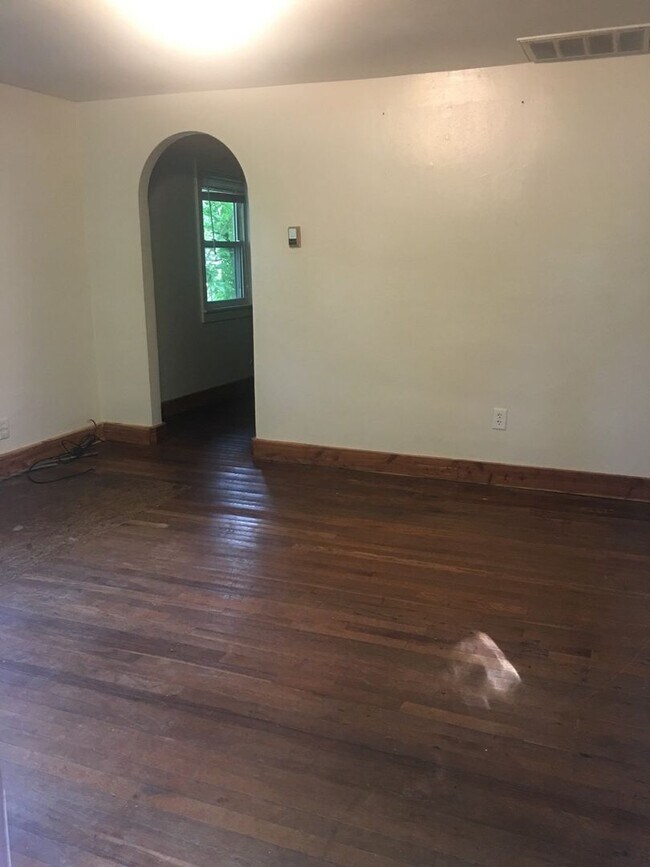 Building Photo - 1306 W 6th St