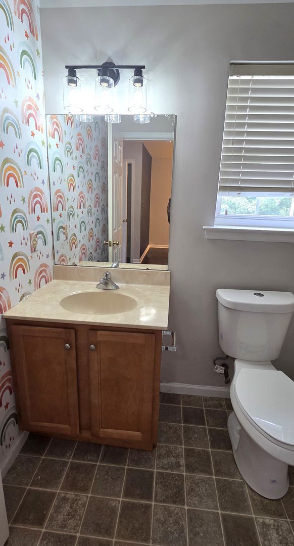 Building Photo - Beautiful 3 bedroom 2.5 bathroom END Unit ...