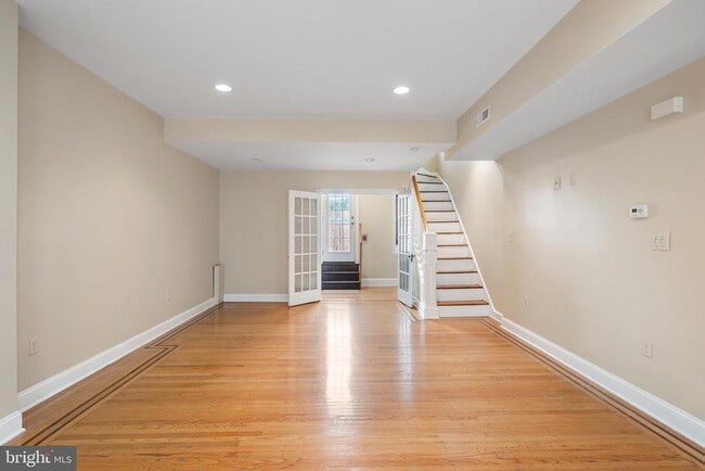 Building Photo - 309 E Girard Ave