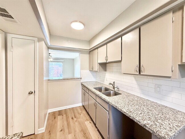 Building Photo - 7980 Grove Ridge Dr