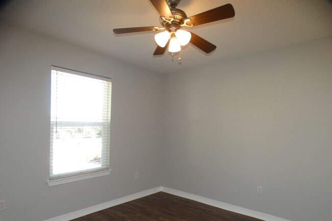 Building Photo - 4-Bedroom Home On Cul-De-Sac