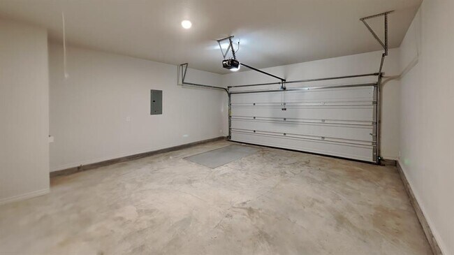 Building Photo - 8020 Labelle Dr
