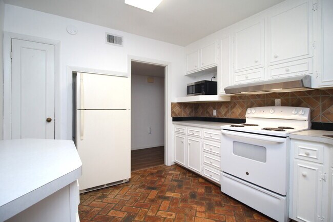 Building Photo - 3BR Home Near Belvedere Park with Bonus Flex Space, Garage & Convenient Access to Shopping, Schoo...