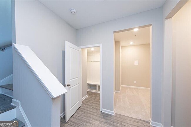 Building Photo - 272 Commons Ave