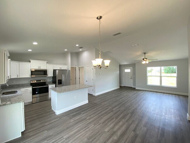 Building Photo - Custom Home - Desirable SE Ocala Neighborhood 3/2/2 **Wont Last**