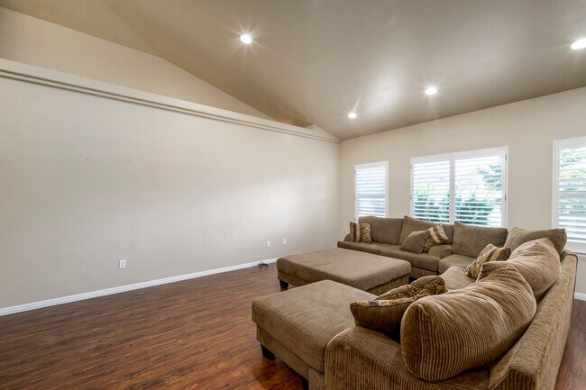 Building Photo - Move-In Ready Upstairs Unit – Available Now