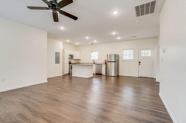 Building Photo - 2 bed/2bath apartment just off W. Market Street