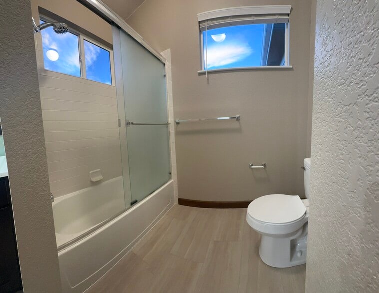 Master bathroom - 4245 Boardwalk Dr