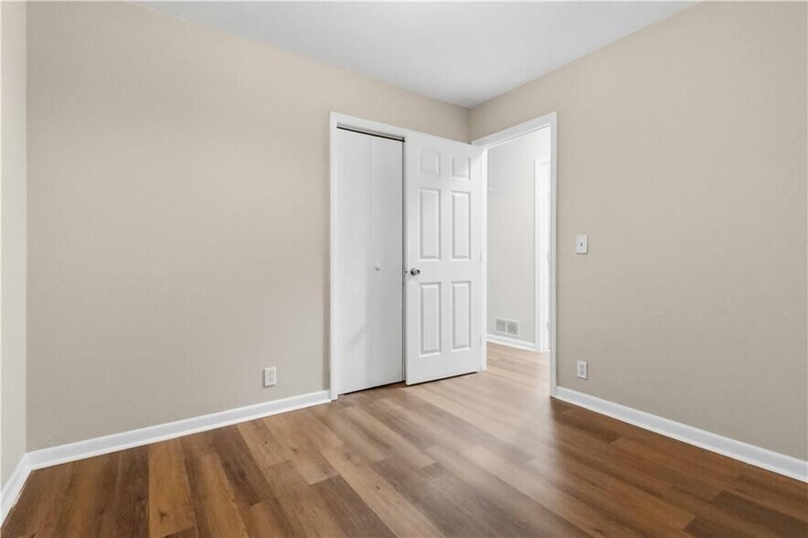 Building Photo - 2953 Meadowview Dr SE