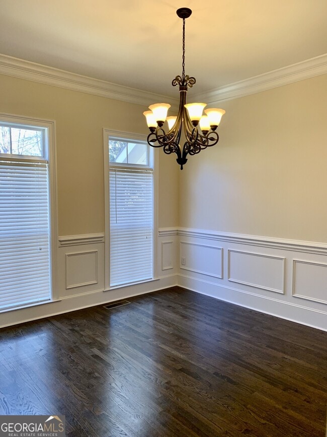 Building Photo - 5460 Glenridge View NE