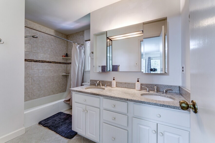 Master Bathroom has dual sinks & tub+shower! - 10108 Donegal Ct
