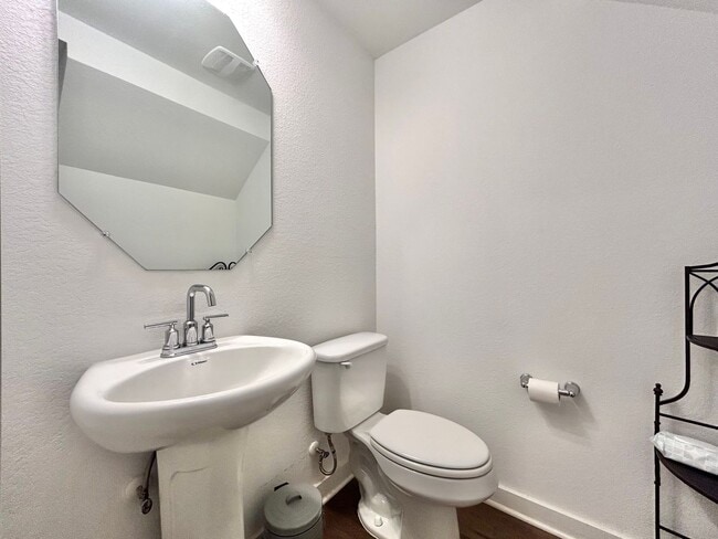 Building Photo - 1357 Kneehigh Ln