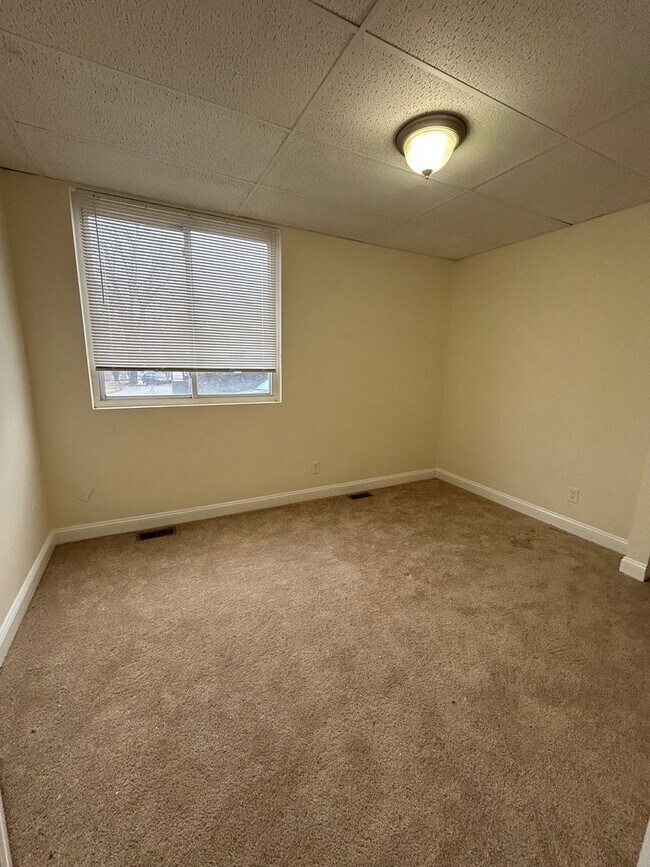 Building Photo - 423 Righter St