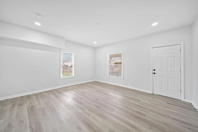 Building Photo - Fully Renovated 3BR/3BA Home with Quartz Finishes Near Easton - Move in Ready!