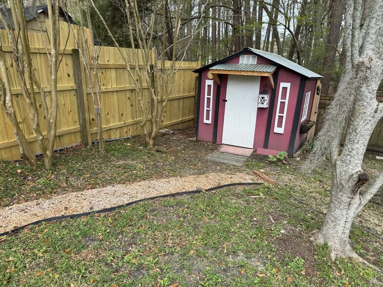 Building Photo - 102 Bill Park Dr