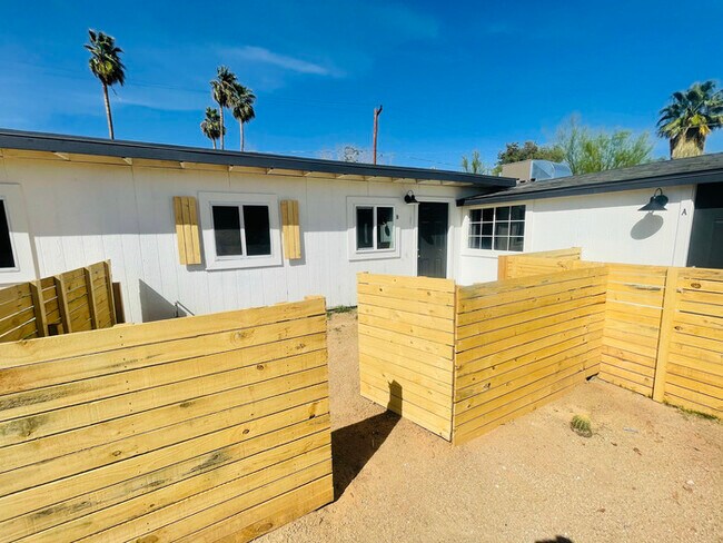 Building Photo - 2 bedroom townhome newly renovated ready f...