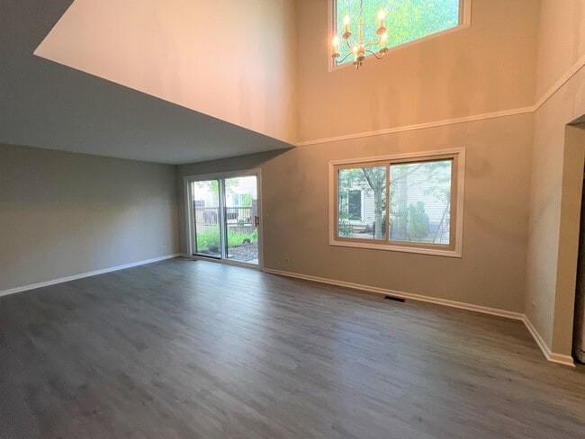 Building Photo - 311 E Forest Knoll Dr